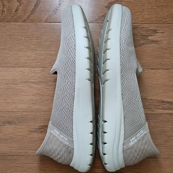 🎉HP🎉 Skechers Women's Slip-Ins - Light Gray Shoes - Picture 3 of 5